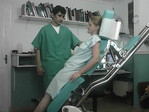 Dr. Erwin Mercado Zea. Medico Quiropractico, atendiendo una paciente