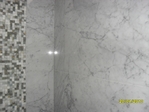 baldosa de marmol blanco carrara con pepelmas en la pared