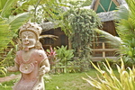 Nuestro lindo jardin! Las cabañas familiares atras...