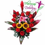 Corazon de 12 rosas importadas con girasoles, lilium y ginger...